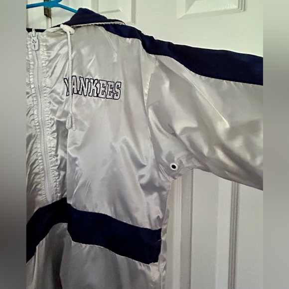 $50 vintage Reebok REVERSIBLE Yankees hoodie w/zipper pockets! Warm! Stylish! - Picture 5 of 9
